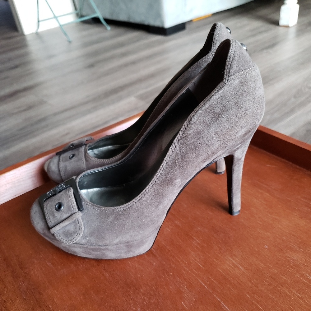 Guess olive/grey Charlotte suede pumps, size 6.5